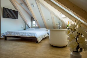 5 bedrooms, iron/ironing board, free WiFi, bed sheets