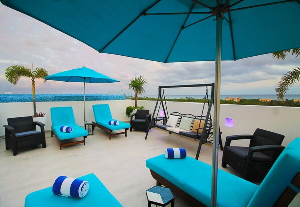 Utendørsbasseng og solsenger