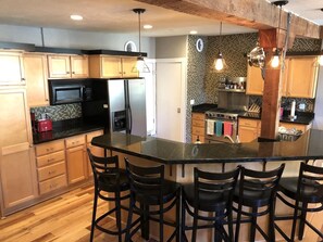 Micro-ondas, liquidificador, talheres/pratos/utensílios de cozinha