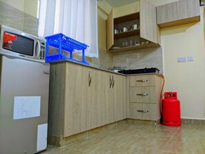 Kühlschrank, Mikrowelle, Kochgeschirr/Geschirr/Besteck