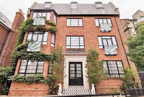 Exterior - Bright, peaceful studio with private balcony. Kitchenette, en-suite, smart TV & WiFi. Central Southsea and walk to seafront. (Portsmouth)
