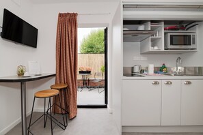 Geladeira, micro-ondas, cooktop, cadeirão de bebê