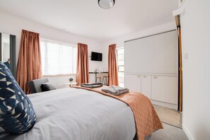 1 quarto, escrivaninha, ferros/tábuas de passar roupa, berço de viagem