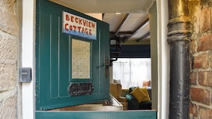 Une porte sur laquelle est affiché un panneau indiquant : « BECKVIEW COTTAGE ».