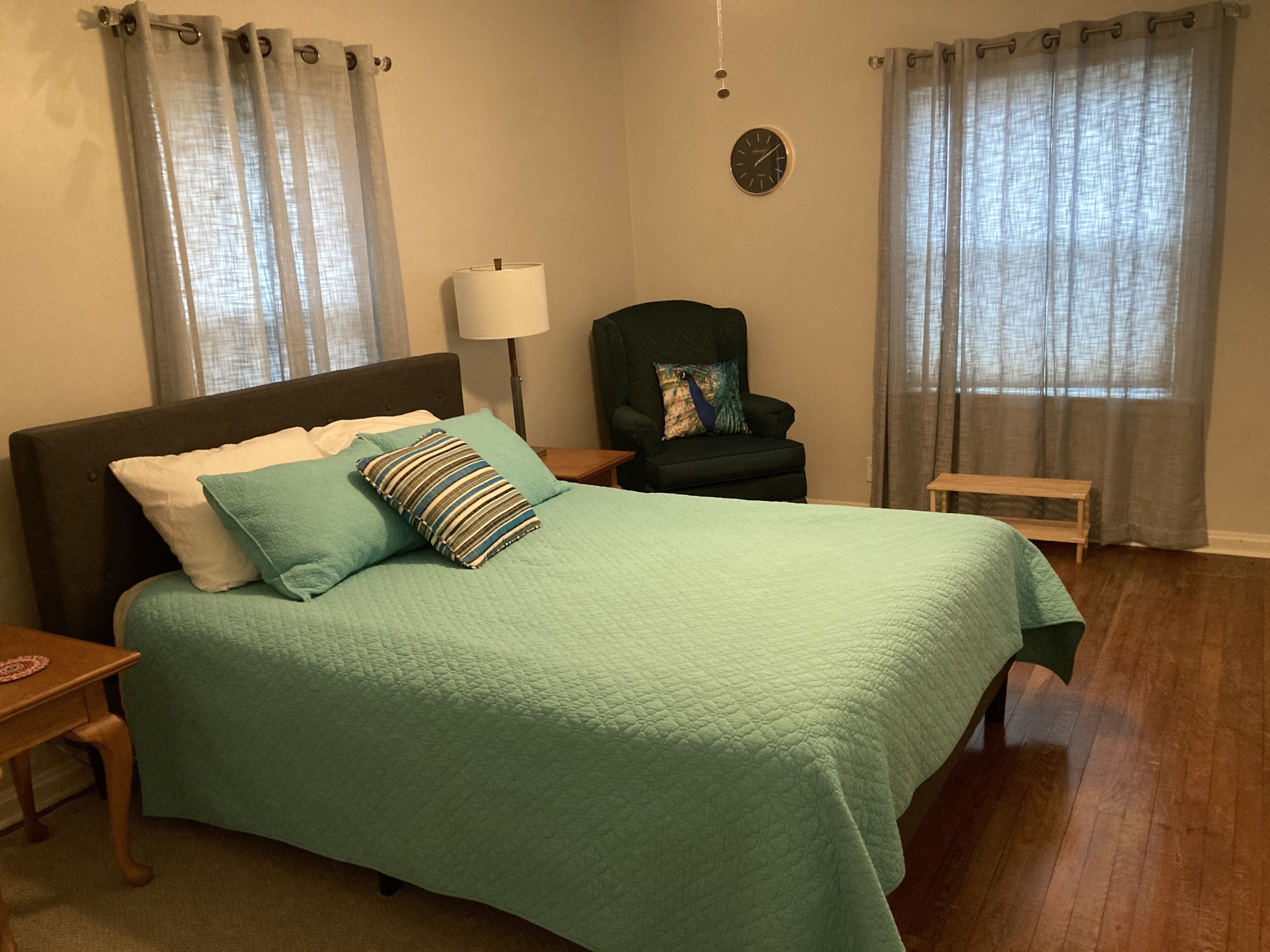 4 bedrooms, iron/ironing board, free WiFi, bed sheets