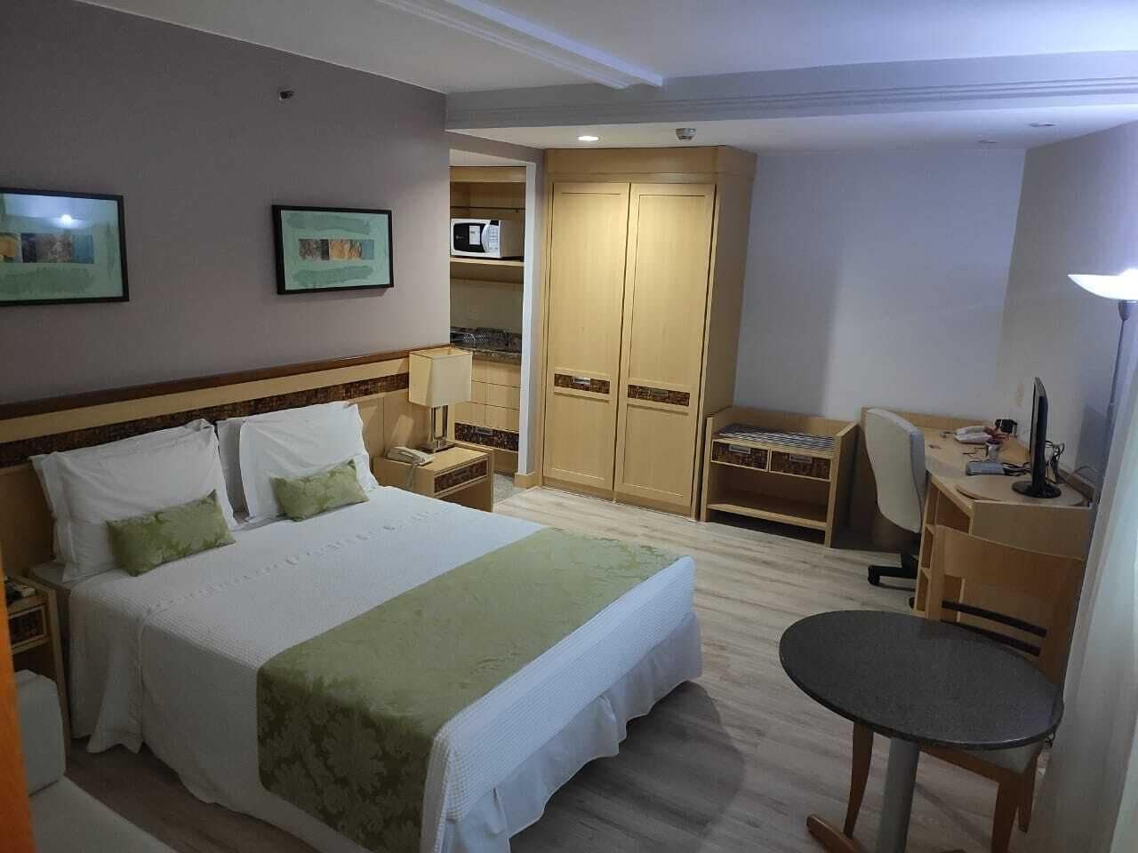 Quarto luxo | Frigobar, ferros/tábuas de passar roupa, Wi-Fi de cortesia