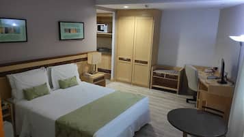 Quarto luxo | Frigobar, ferros/tábuas de passar roupa, Wi-Fi de cortesia