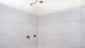 Ducha, artículos de tocador gratuitos, toallas, jabón