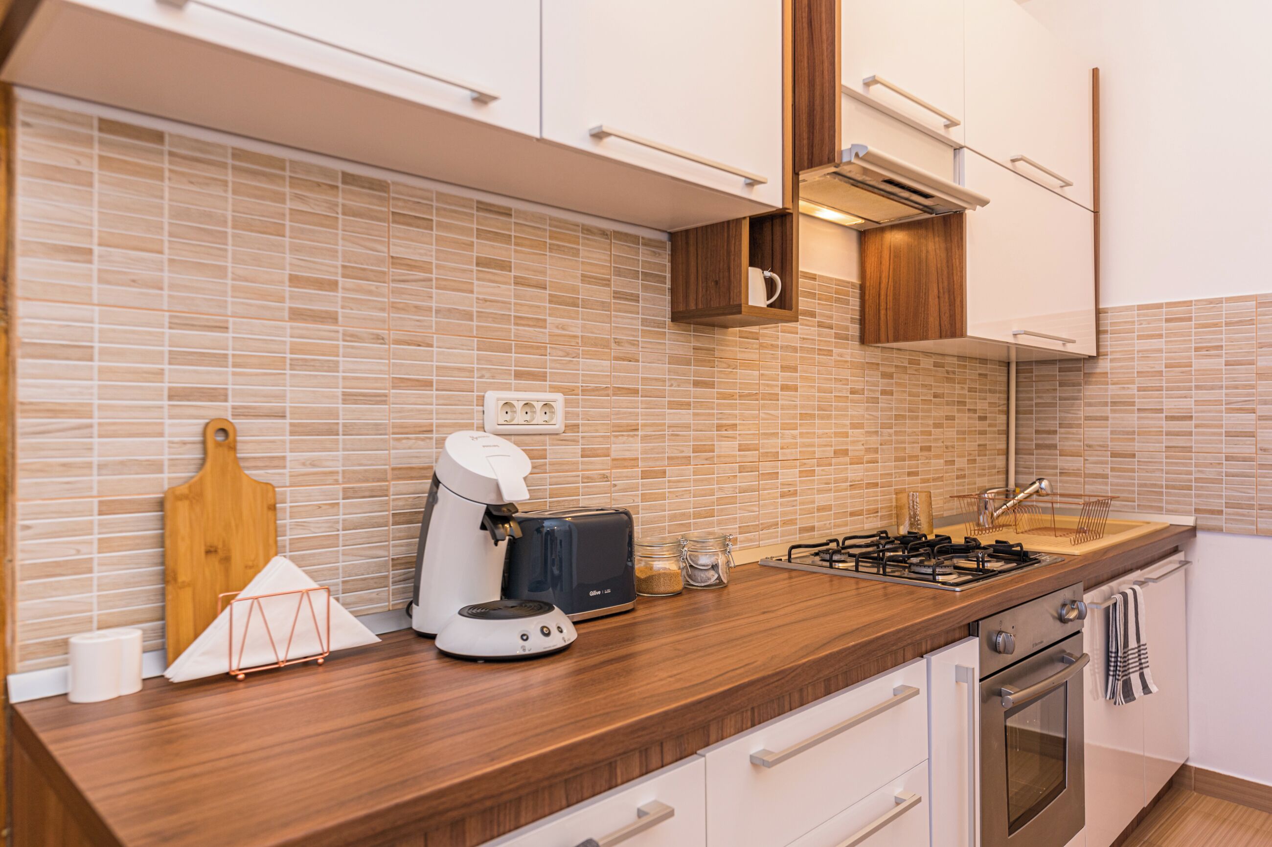 Fridge, oven, stovetop, coffee/tea maker