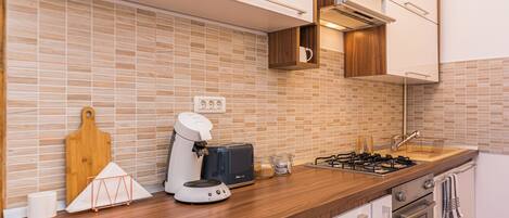 Fridge, oven, stovetop, coffee/tea maker