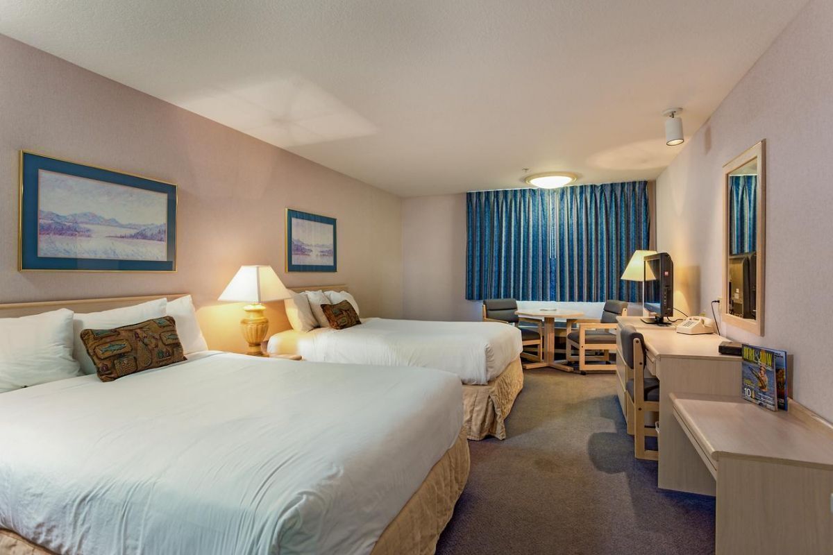 GREAT STAY! THREE COMFY UNITS FOR 12, SAUNA, POOL AND ATTRACTIONS