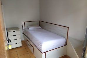 Tabla de planchar con plancha, wifi gratis y ropa de cama 