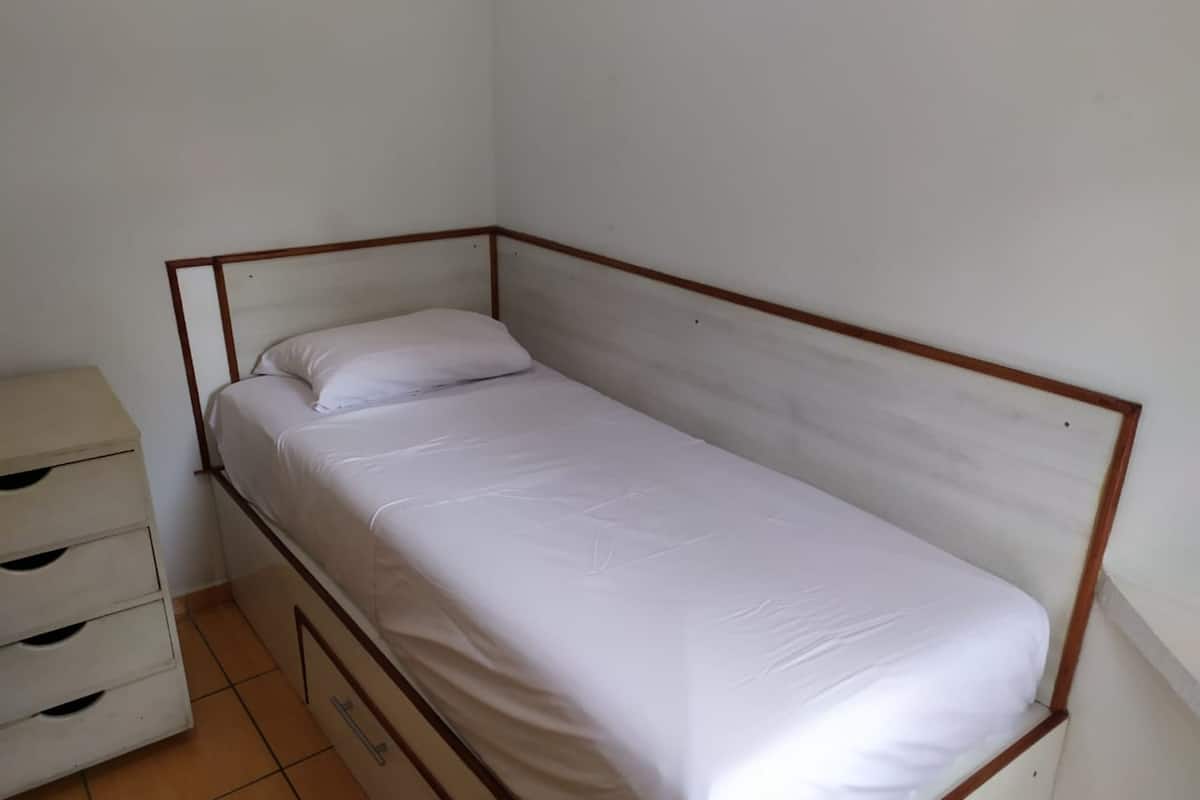Iron/ironing board, WiFi (free), bed sheets