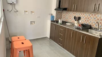 City Apartment | Private kitchen | Full-size fridge, microwave, blender, cookware/dishes/utensils