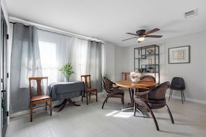 Dining - 》Hip Urban Getaway Next to Downtown, with Firepit, 3 Bedrooms, Sleeps 6《 (TAMPA)