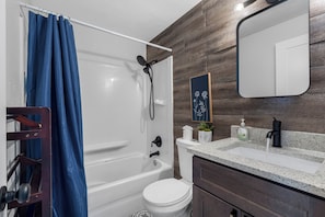 Combined shower/bathtub, hair dryer, towels, soap - 》Hip Urban Getaway Next to Downtown, with Firepit, 3 Bedrooms, Sleeps 6《 (TAMPA)