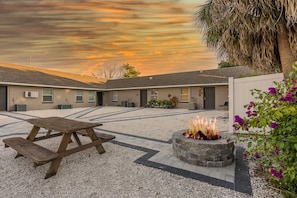 Outdoor dining - 》Hip Urban Getaway Next to Downtown, with Firepit, 3 Bedrooms, Sleeps 6《 (TAMPA)