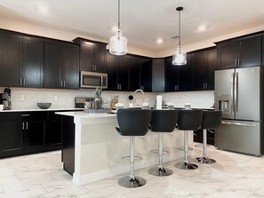 Fridge, microwave, oven, stovetop - Luxury 6 Bedroom 5 bath pool Home 206 (Four Corners)