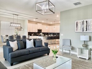 Smart TV - Luxury 6 Bedroom 5 bath pool Home 201 (Four Corners)