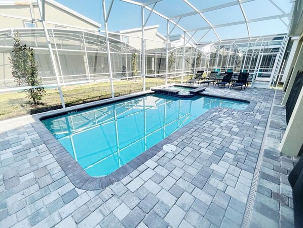 Een verwarmd zwembad