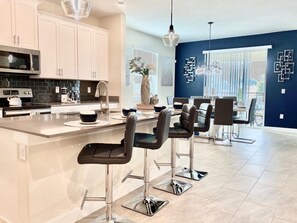 Fridge, microwave, oven, stovetop - Luxury 6 Bedroom 5 bath pool Home 204 (Four Corners)