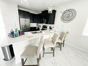 Fridge, microwave, oven, stovetop - Luxury 7 Bedroom 5 bath pool Home 208 (Four Corners)