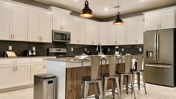 Coffee/tea maker, fridge, microwave, oven