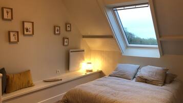 4 slaapkamers, een bureau, een strijkplank/strijkijzer, reisbedje