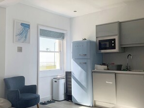 Forno, lavastoviglie, seggiolone, freezer