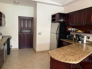 Een koelkast, een magnetron, een oven, een kookplaat