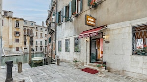 A historic building with a sign reading "HOTEL SAN MOISE". - San Moise Hotel (Venice)