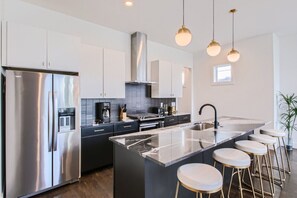 Refrigerador, microondas, horno, placa de cocina