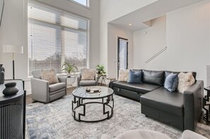 TV - 19- `MUSIC HILL` Home- The Music City Collection (Berry Hill)