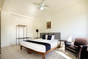 Schreibtisch, kostenloses WLAN, Bettwäsche