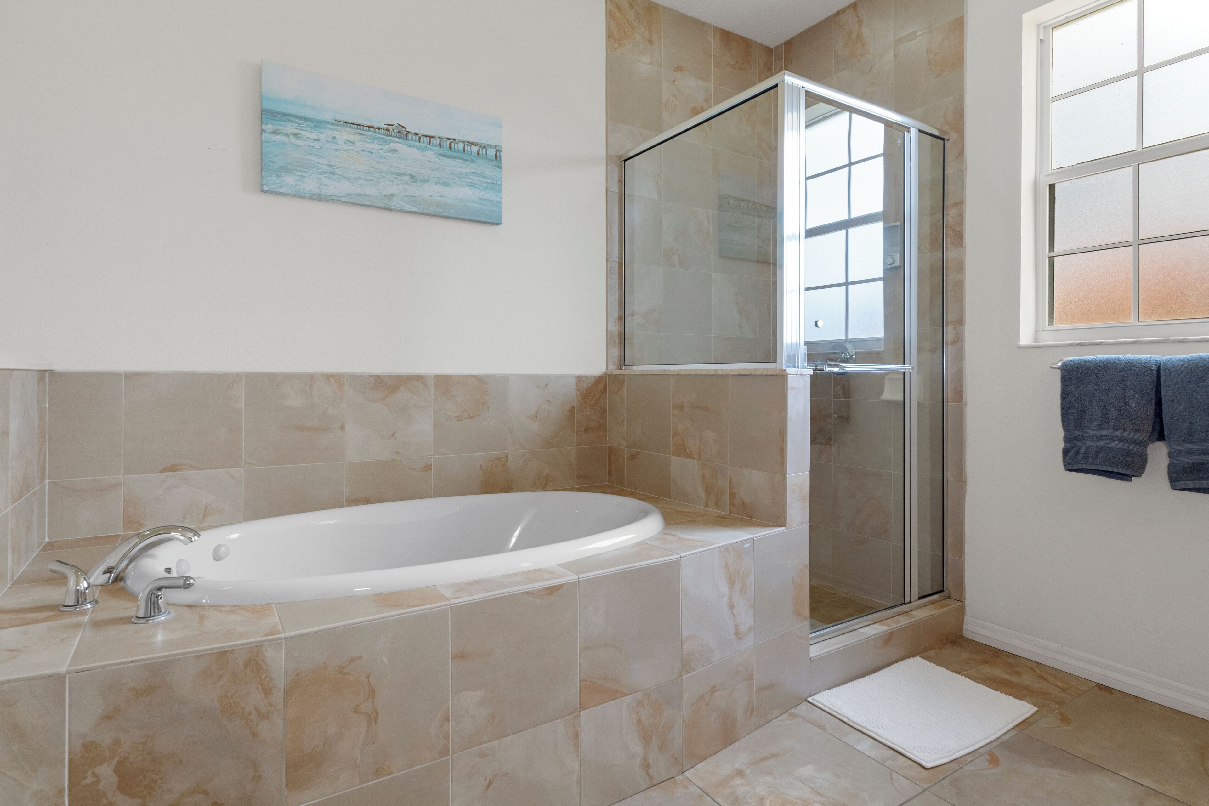 Ensemble douche/baignoire, sèche-cheveux, serviettes fournies, savon