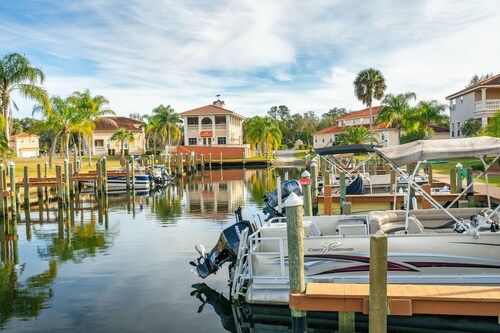 Waterfront! Boat dock available for rent, pet friendly, families welcome! 