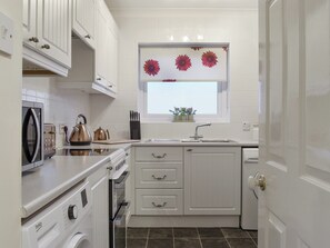 Oven, cookware/dishes/utensils, freezer