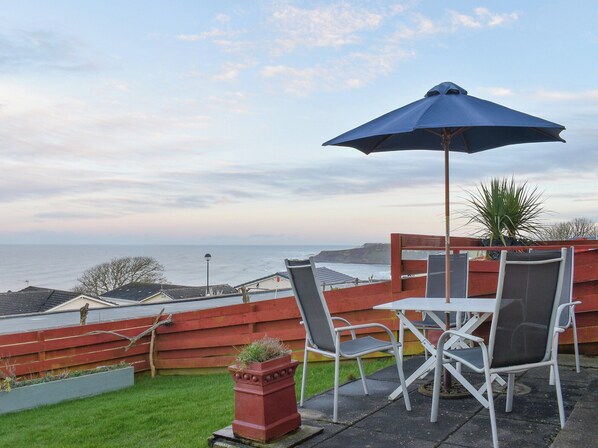 Outdoor dining - 2 bedroom accommodation in Knipe Point, near Cayton (Knipe Point, near Cayton)