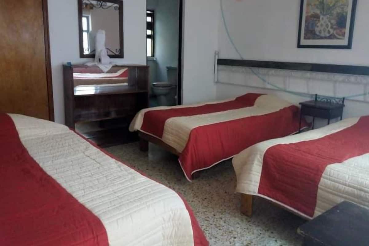 Habitación empresarial triple | 3 habitaciones, wifi gratis y ropa de cama