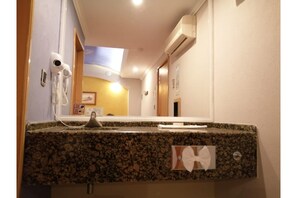 Phòng Tiêu chuẩn, 1 giường cỡ queen | Phòng tắm | Buồng tắm vòi sen, đồ dùng nhà tắm miễn phí, máy sấy tóc