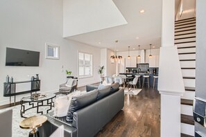 TV - 21- Trendy `Music Hill`- The Music City Collection (Berry Hill)