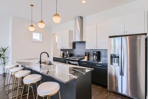 Fridge, microwave, oven, stovetop - 21- Trendy `Music Hill`- The Music City Collection (Berry Hill)