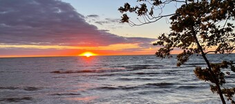 Charming Cottage near Douglas Beach!