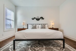4 slaapkamers, een bureau, een strijkplank/strijkijzer, wifi