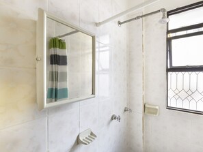 Superior Room | Bathroom shower - HOTEL LA CASA DE LA TIA (Oaxaca)