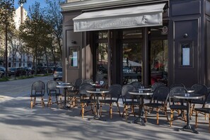 تناول الطعام بالخارج