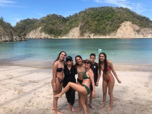 Plage, chaises longues, serviettes de plage