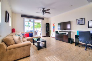Smart TV, books, printers - Ocean front and just steps from the pools and ocean! (Jacó)