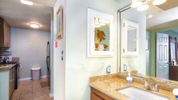 Condo, 1 King Bed with Sofa bed, Ocean View, Sea Facing | Bathroom | Combined shower/tub, towels