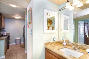 Apartamento, 1 cama de matrimonio grande con sofá cama, vistas al mar, mirando al mar | Baño | Ducha y bañera combinadas y toallas